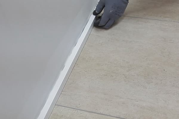 Fijación de un rodapié - Baixens